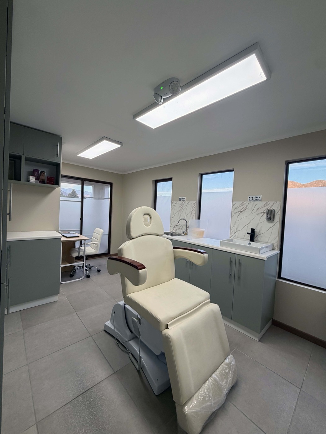 Sillón de estética facial junto a la ventana, Clínica Alkym