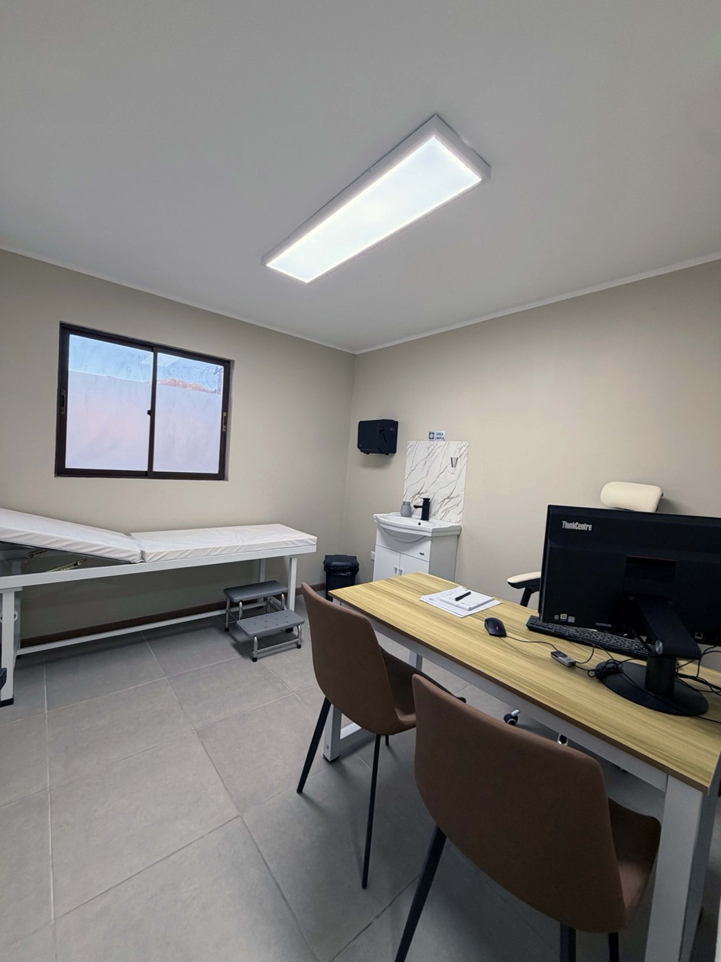 Box de consulta médica con camilla, Clínica Alkym